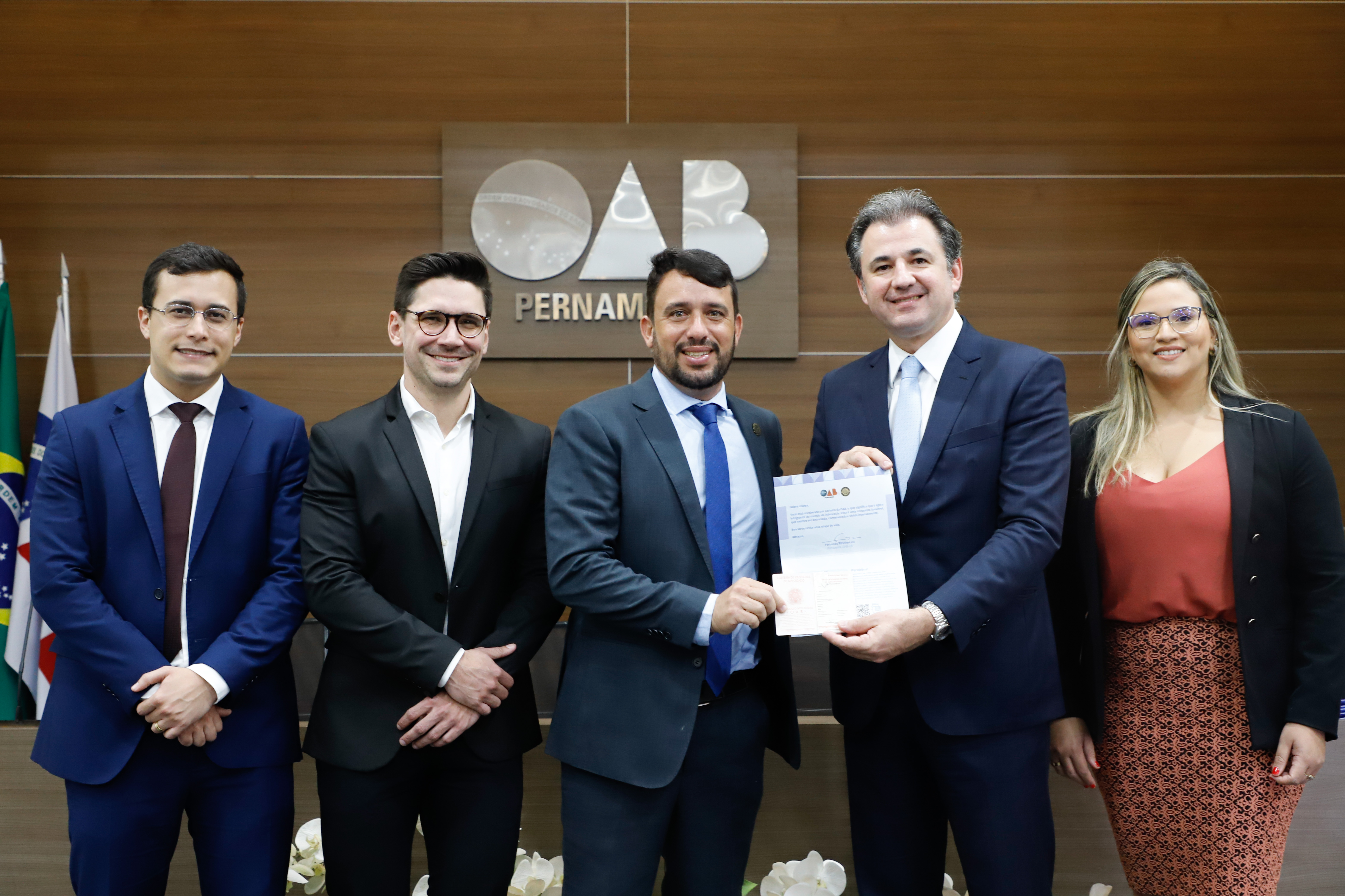 Entrega das carteiras aos novos advogados e advogadas