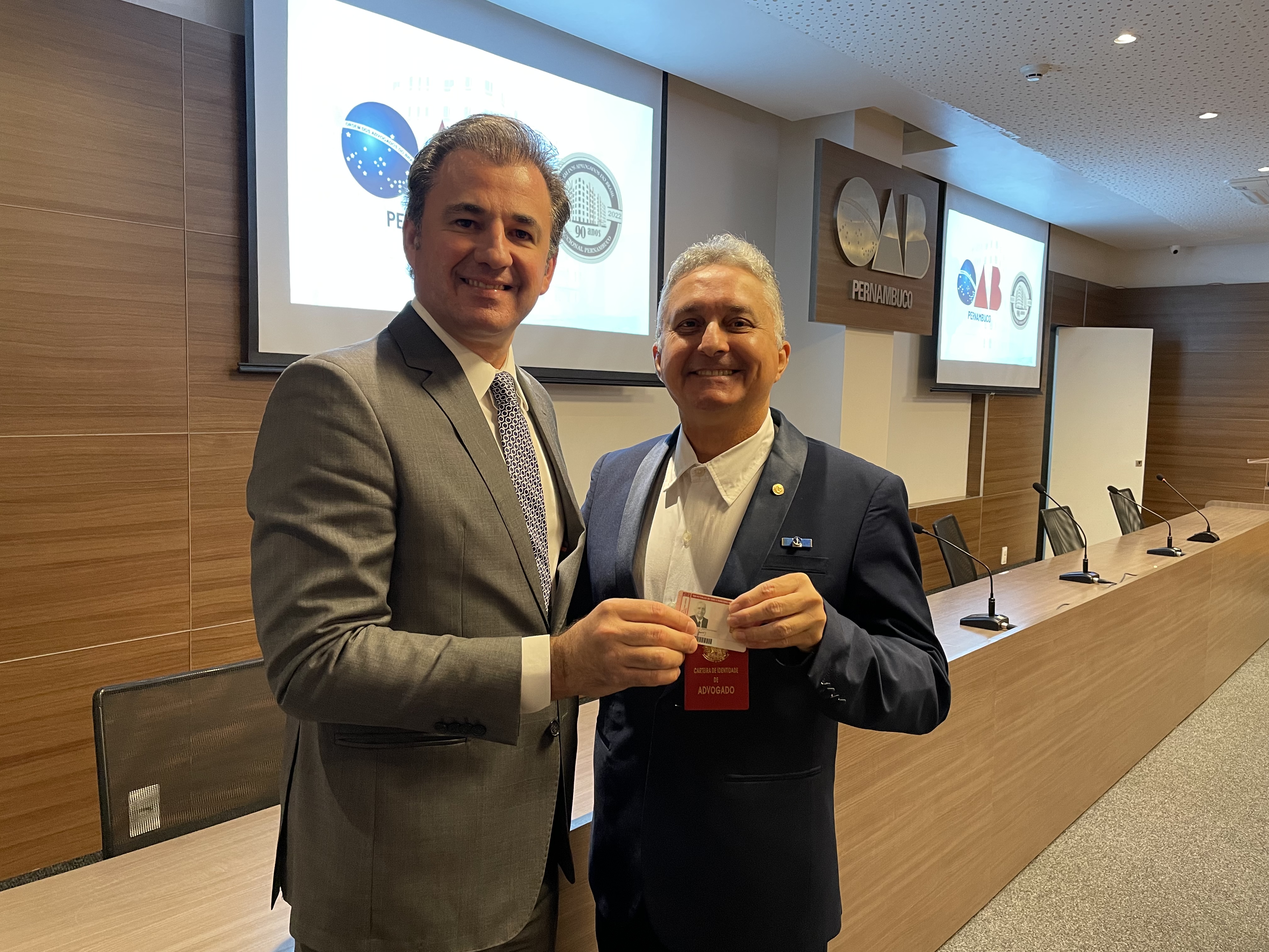 Entrega das carteiras aos novos advogados e advogadas