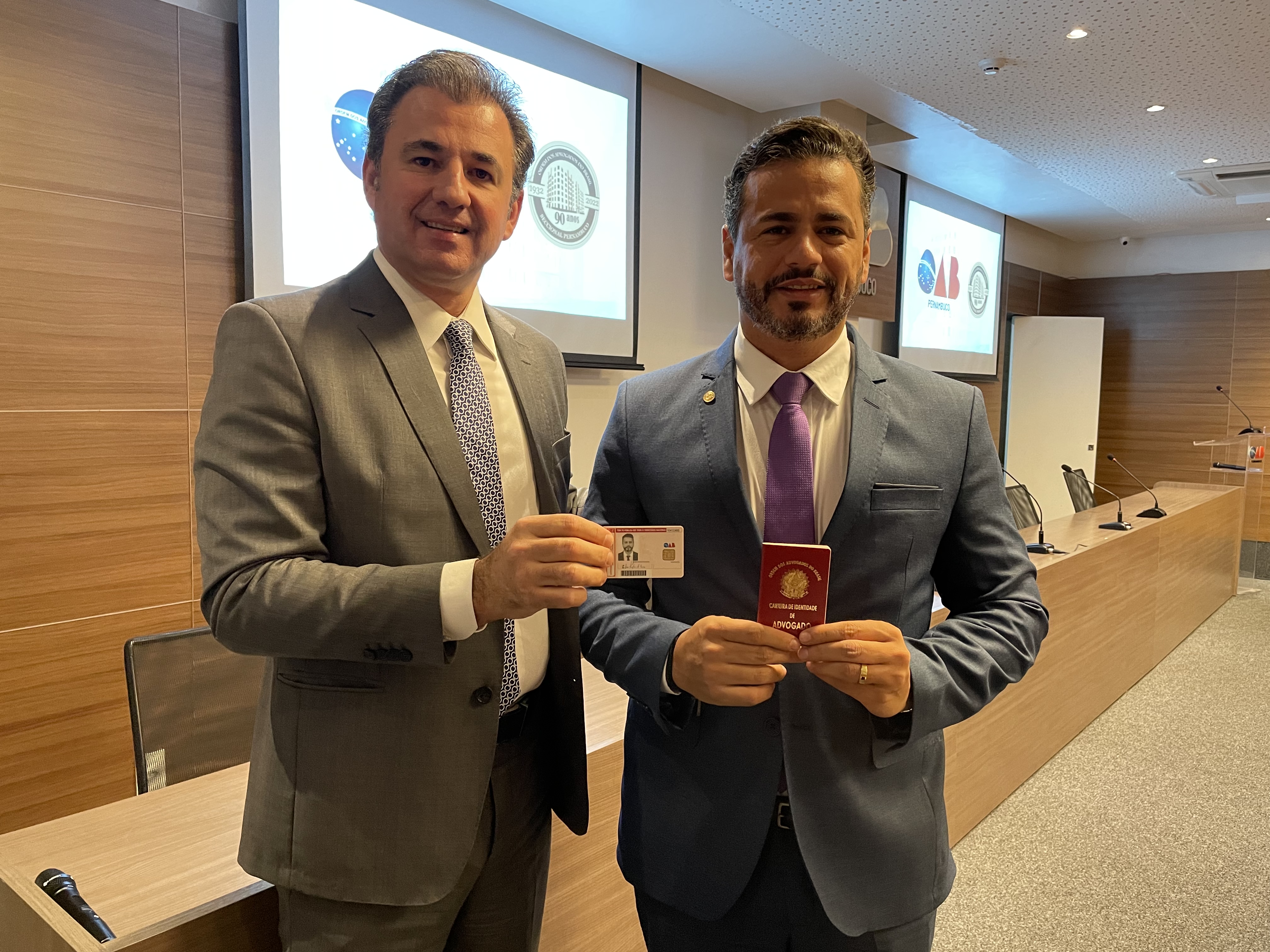 Entrega das carteiras aos novos advogados e advogadas