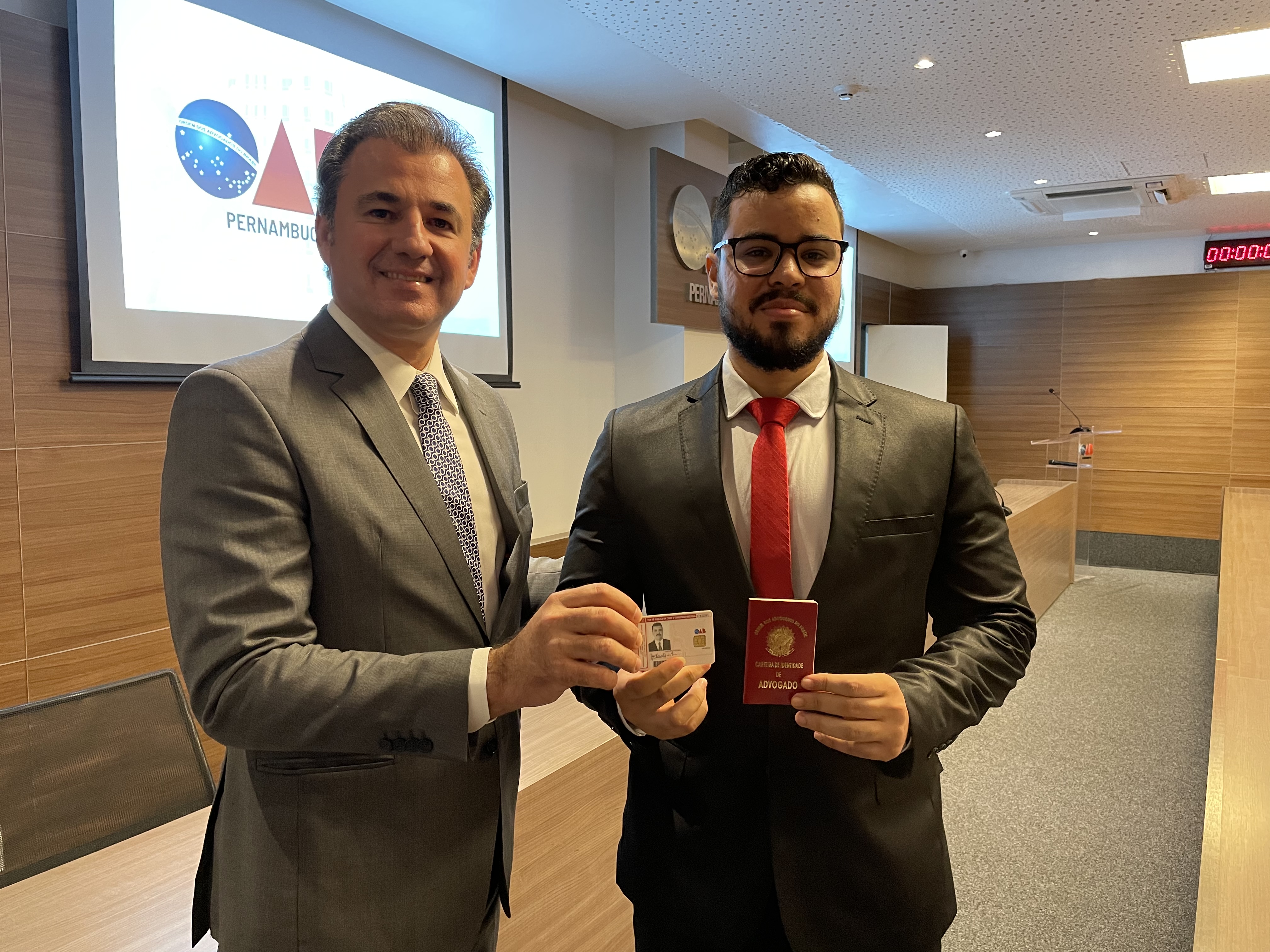 Entrega das carteiras aos novos advogados e advogadas