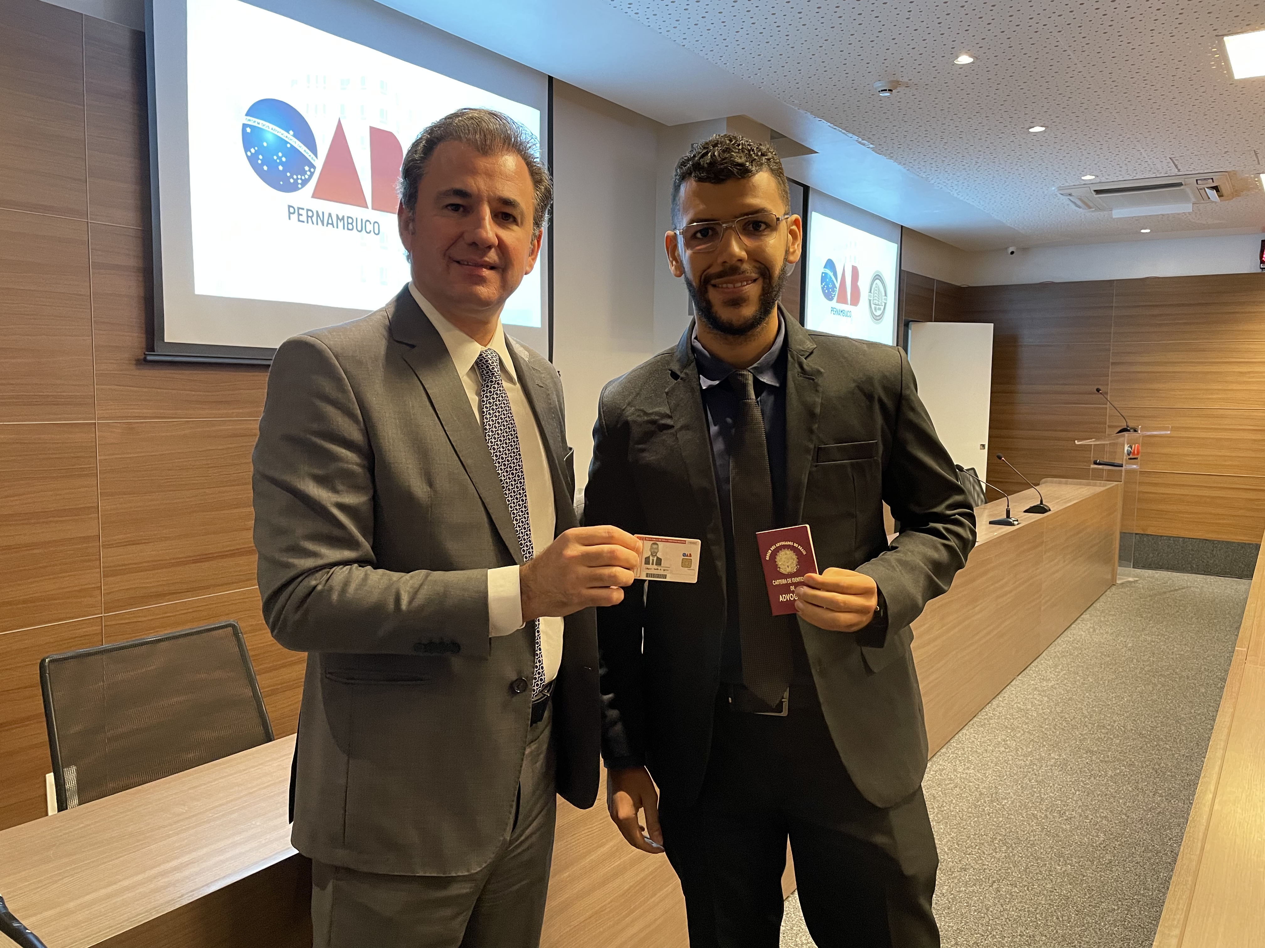Entrega das carteiras aos novos advogados e advogadas