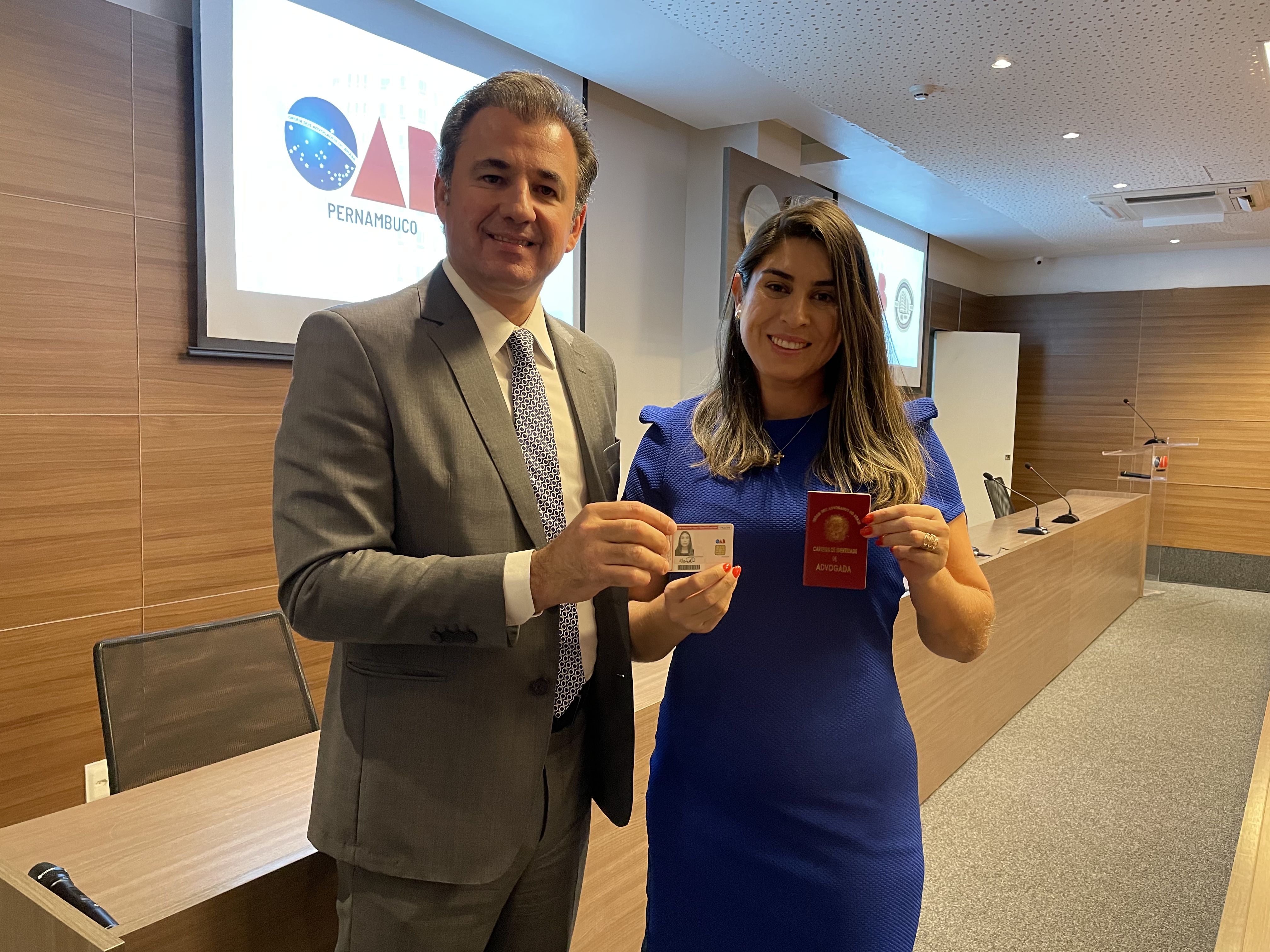Entrega das carteiras aos novos advogados e advogadas