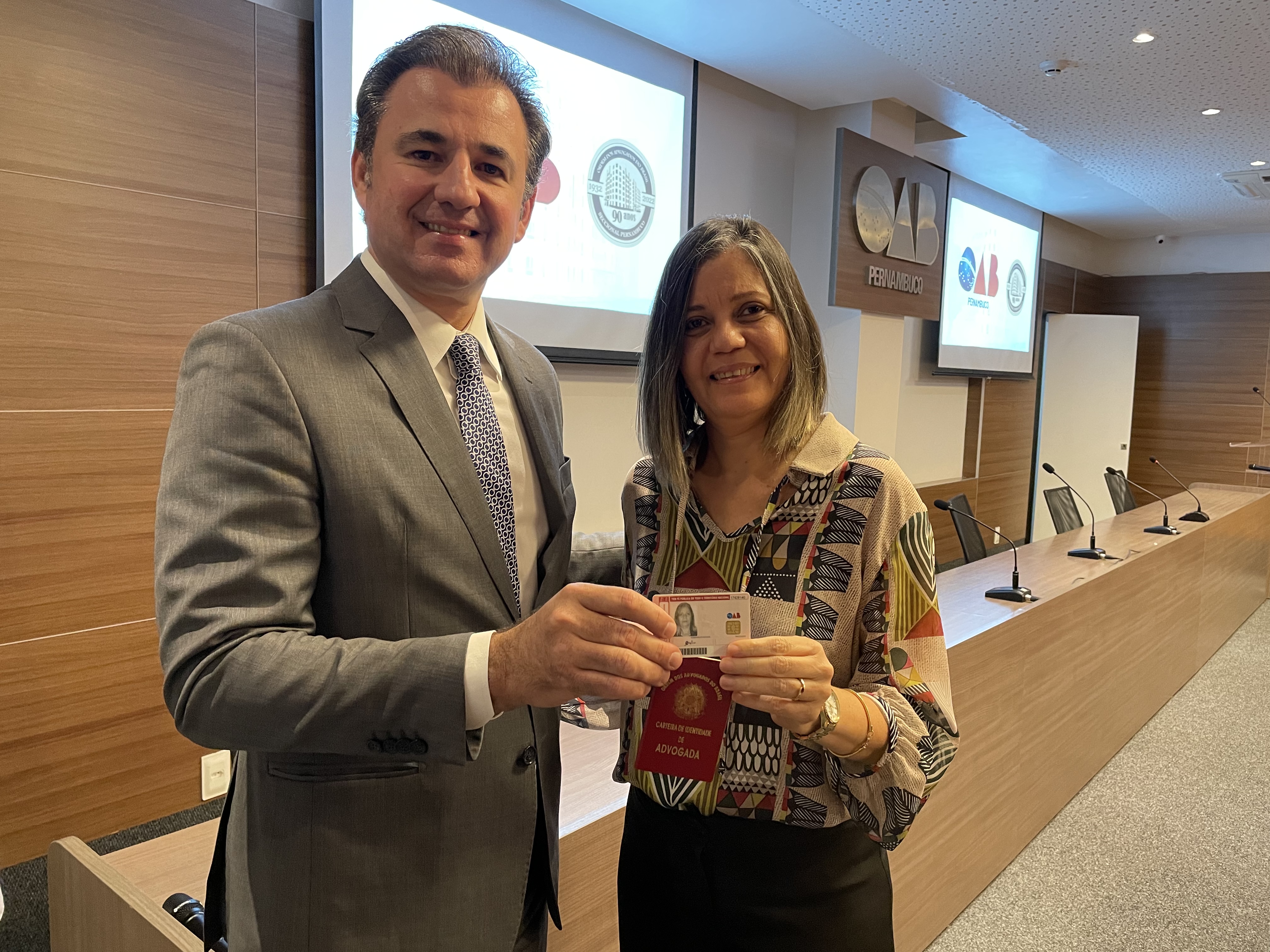 Entrega das carteiras aos novos advogados e advogadas