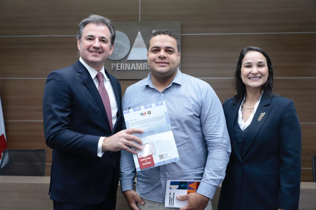 Entrega de carteiras aos novos advogados e advogadas