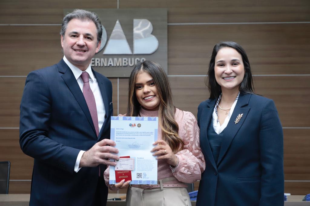 Entrega de carteiras aos novos advogados e advogadas