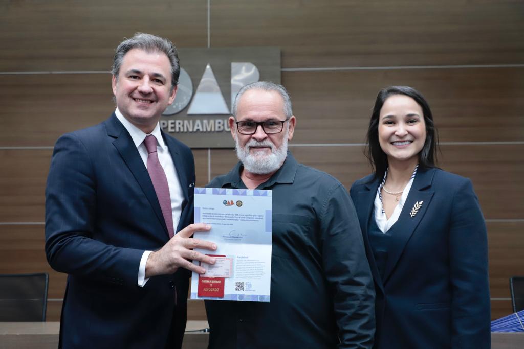 Entrega de carteiras aos novos advogados e advogadas