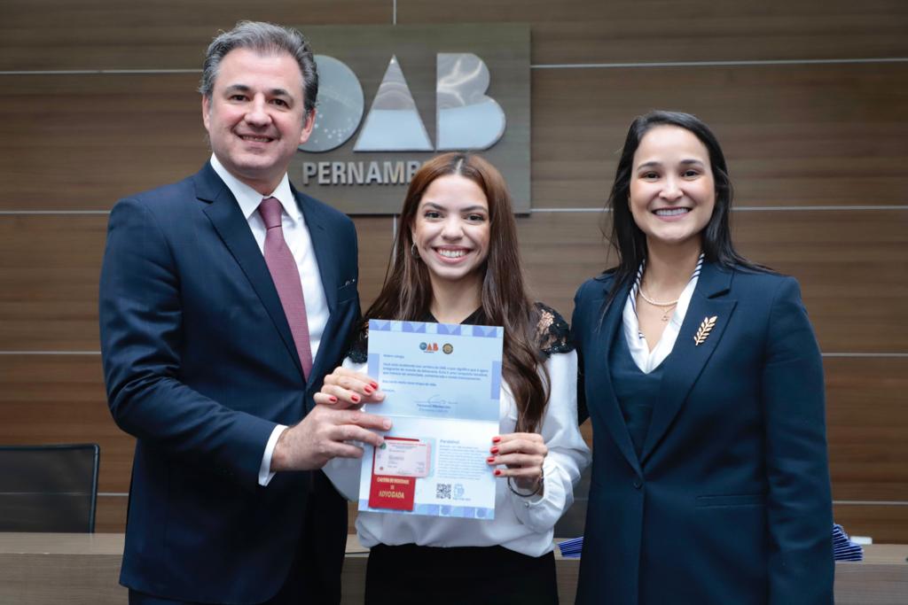 Entrega de carteiras aos novos advogados e advogadas