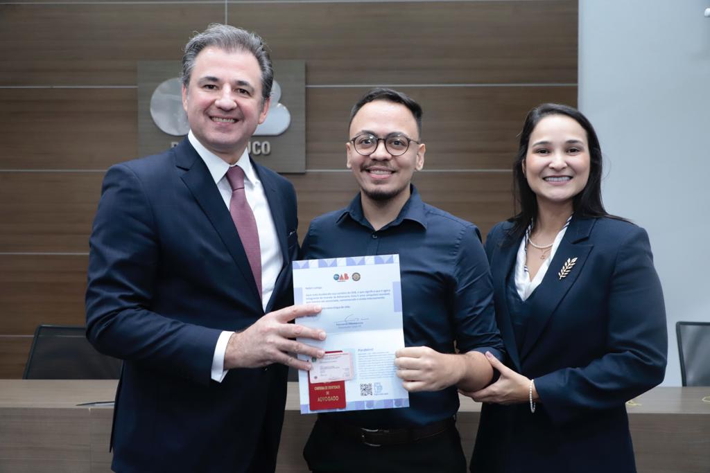 Entrega de carteiras aos novos advogados e advogadas