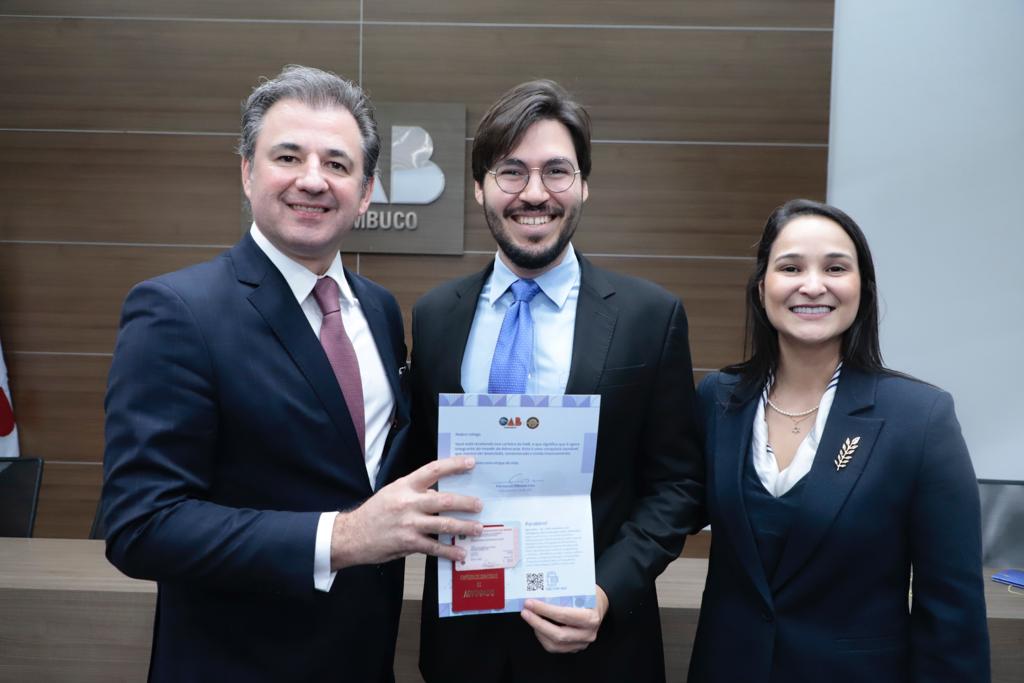 Entrega de carteiras aos novos advogados e advogadas