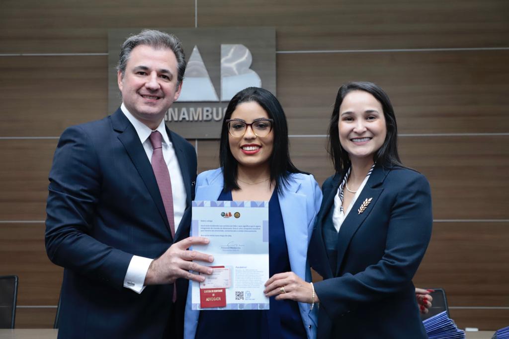 Entrega de carteiras aos novos advogados e advogadas