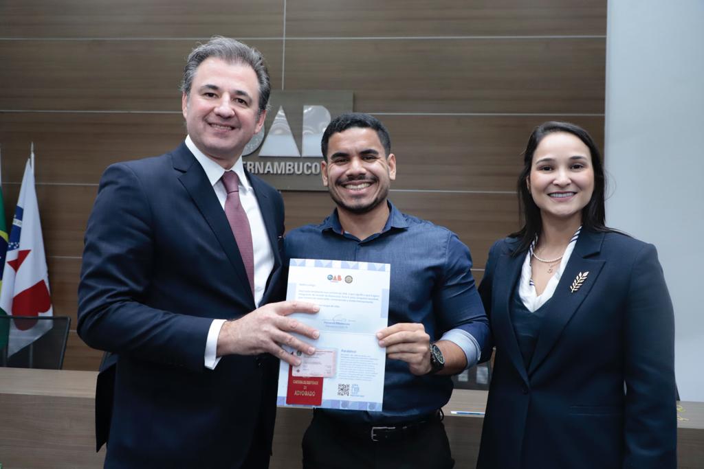 Entrega de carteiras aos novos advogados e advogadas