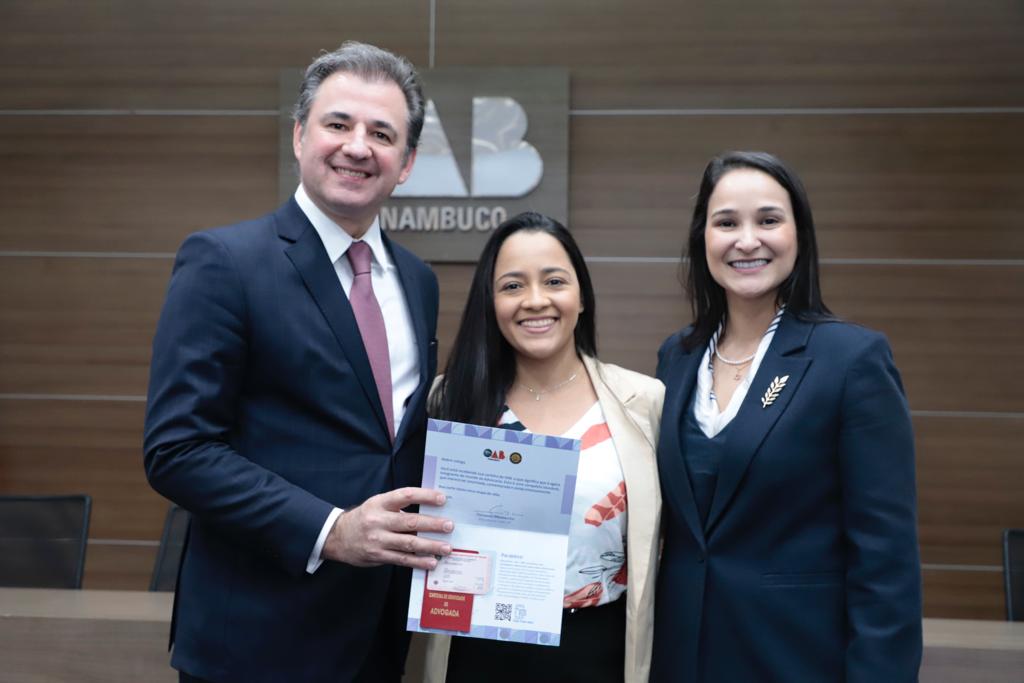 Entrega de carteiras aos novos advogados e advogadas