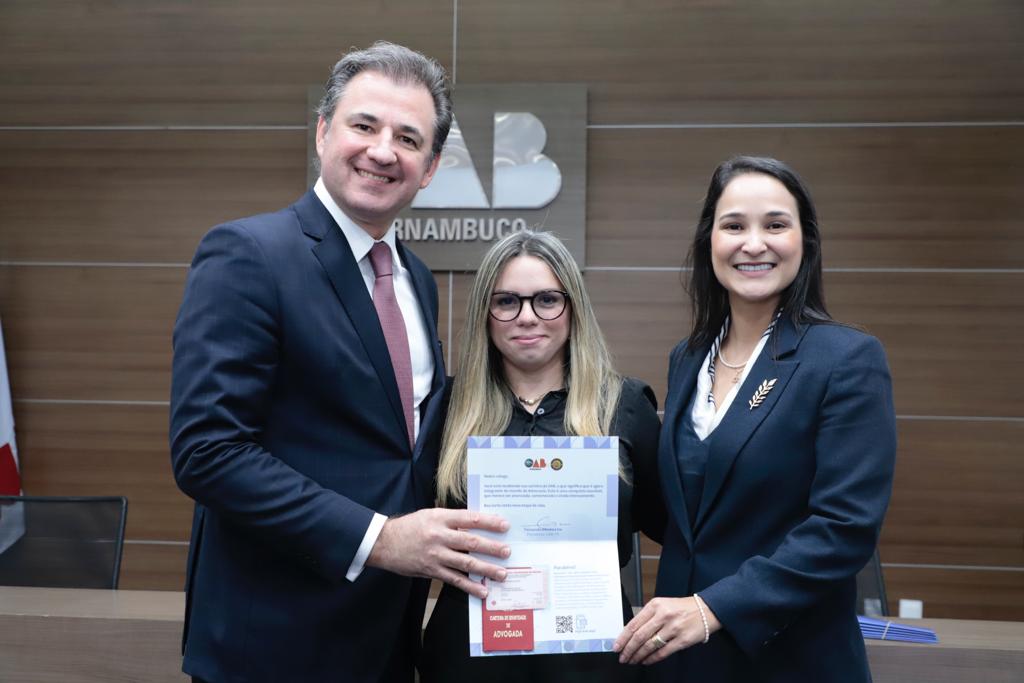 Entrega de carteiras aos novos advogados e advogadas