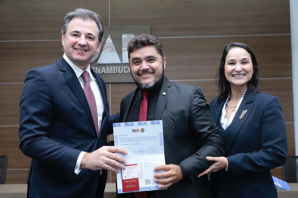 Entrega de carteiras aos novos advogados e advogadas