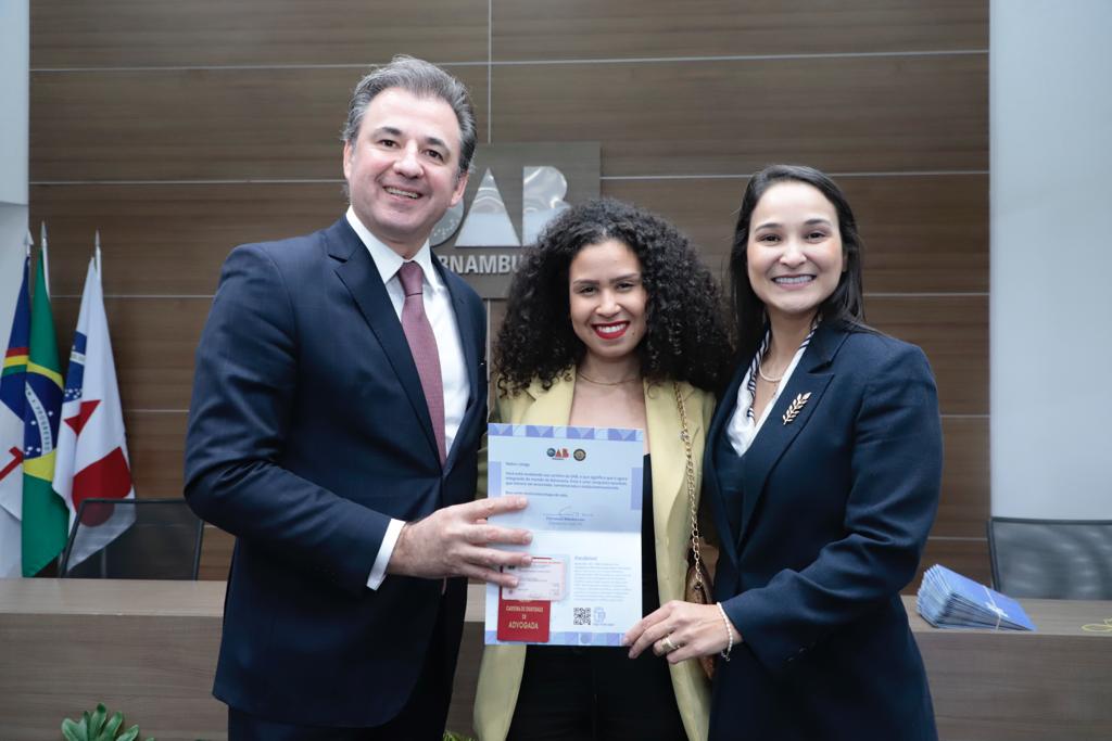 Entrega de carteiras aos novos advogados e advogadas