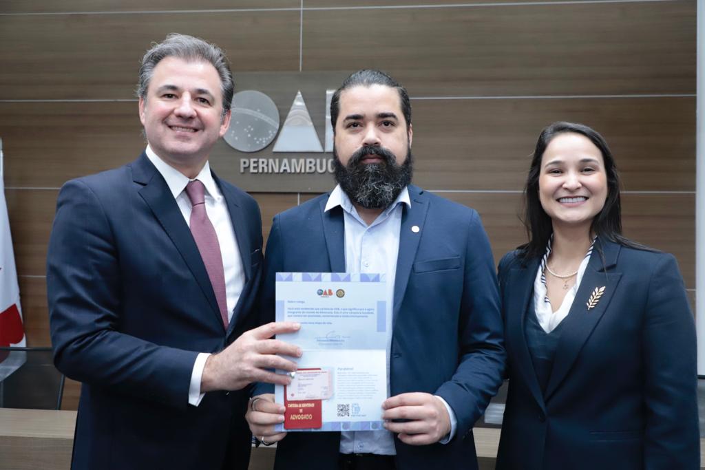 Entrega de carteiras aos novos advogados e advogadas