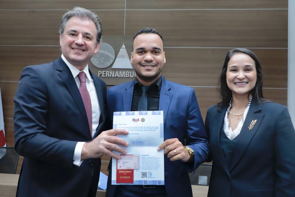 Entrega de carteiras aos novos advogados e advogadas