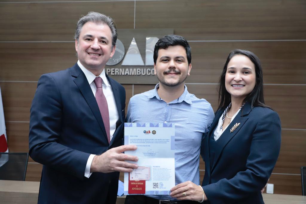 Entrega de carteiras aos novos advogados e advogadas