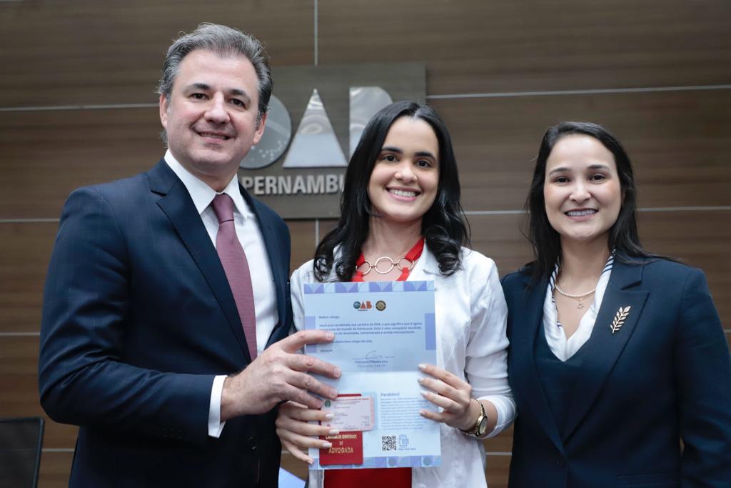 Entrega de carteiras aos novos advogados e advogadas