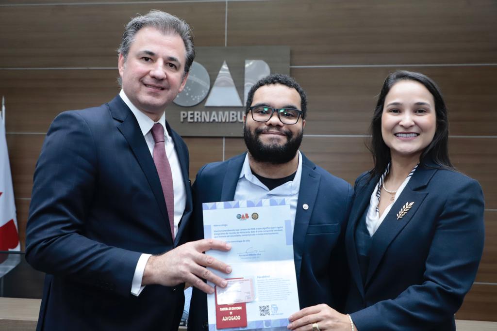 Entrega de carteiras aos novos advogados e advogadas