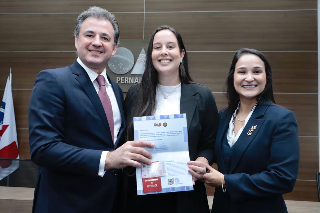 Entrega de carteiras aos novos advogados e advogadas