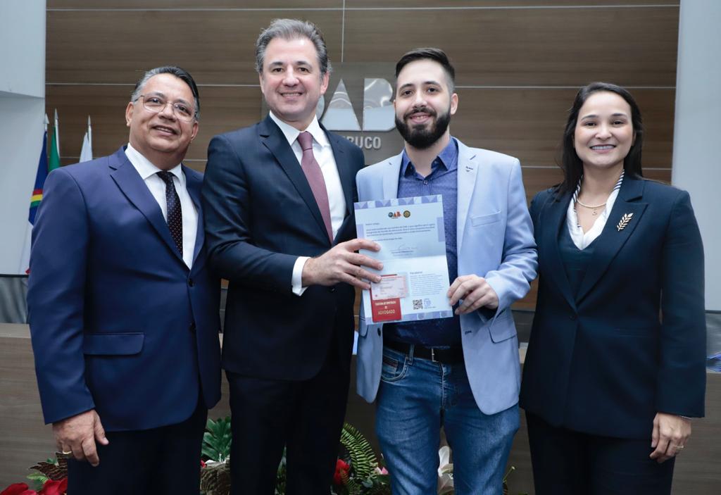 Entrega de carteiras aos novos advogados e advogadas