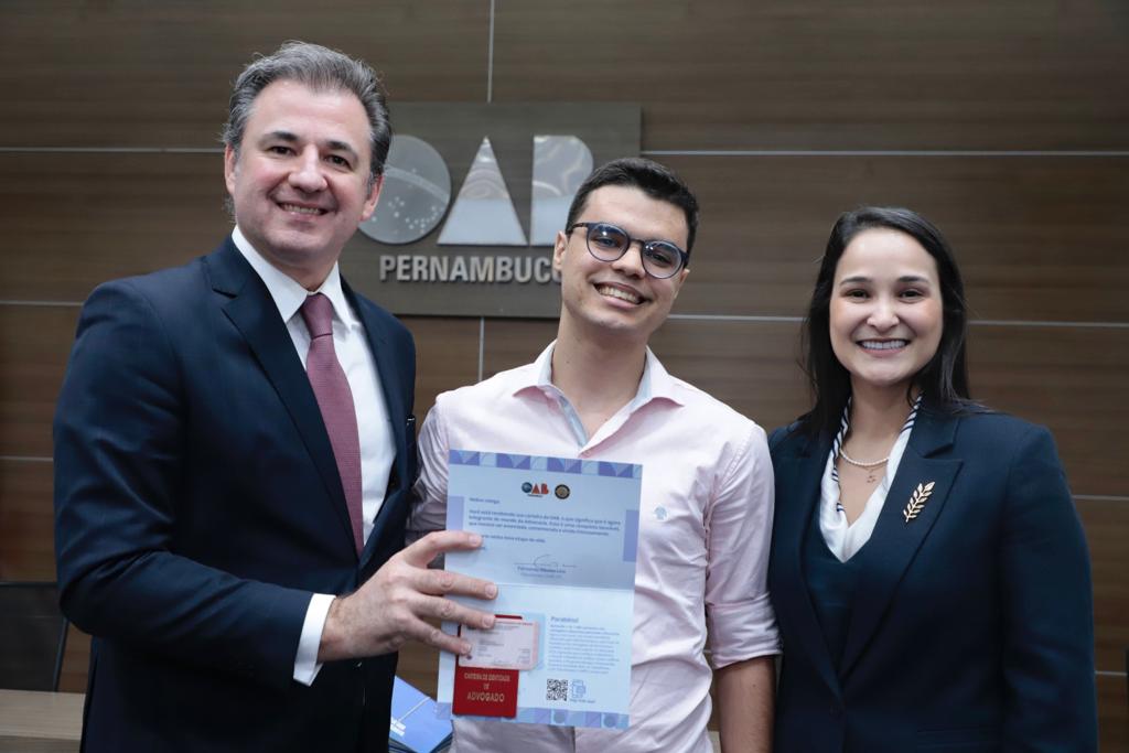 Entrega de carteiras aos novos advogados e advogadas