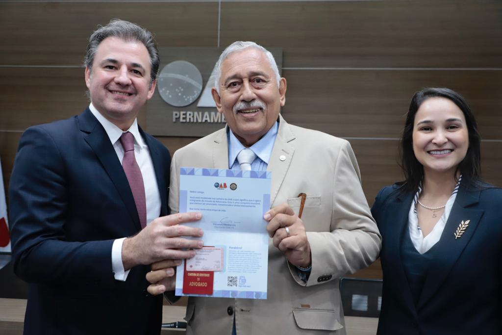 Entrega de carteiras aos novos advogados e advogadas