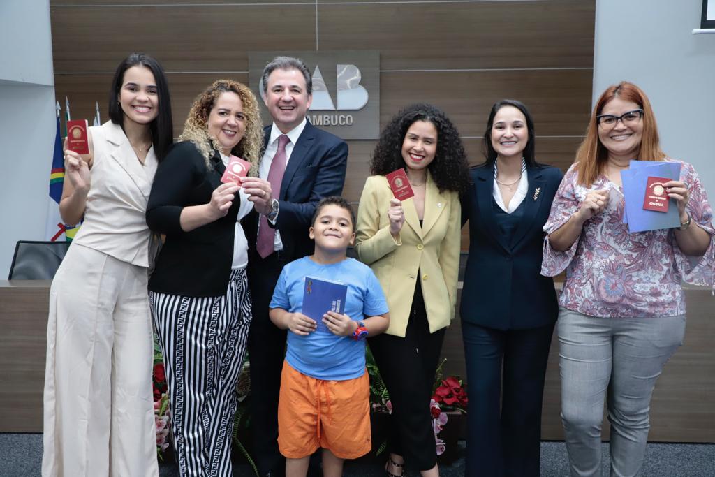 Entrega de carteiras aos novos advogados e advogadas
