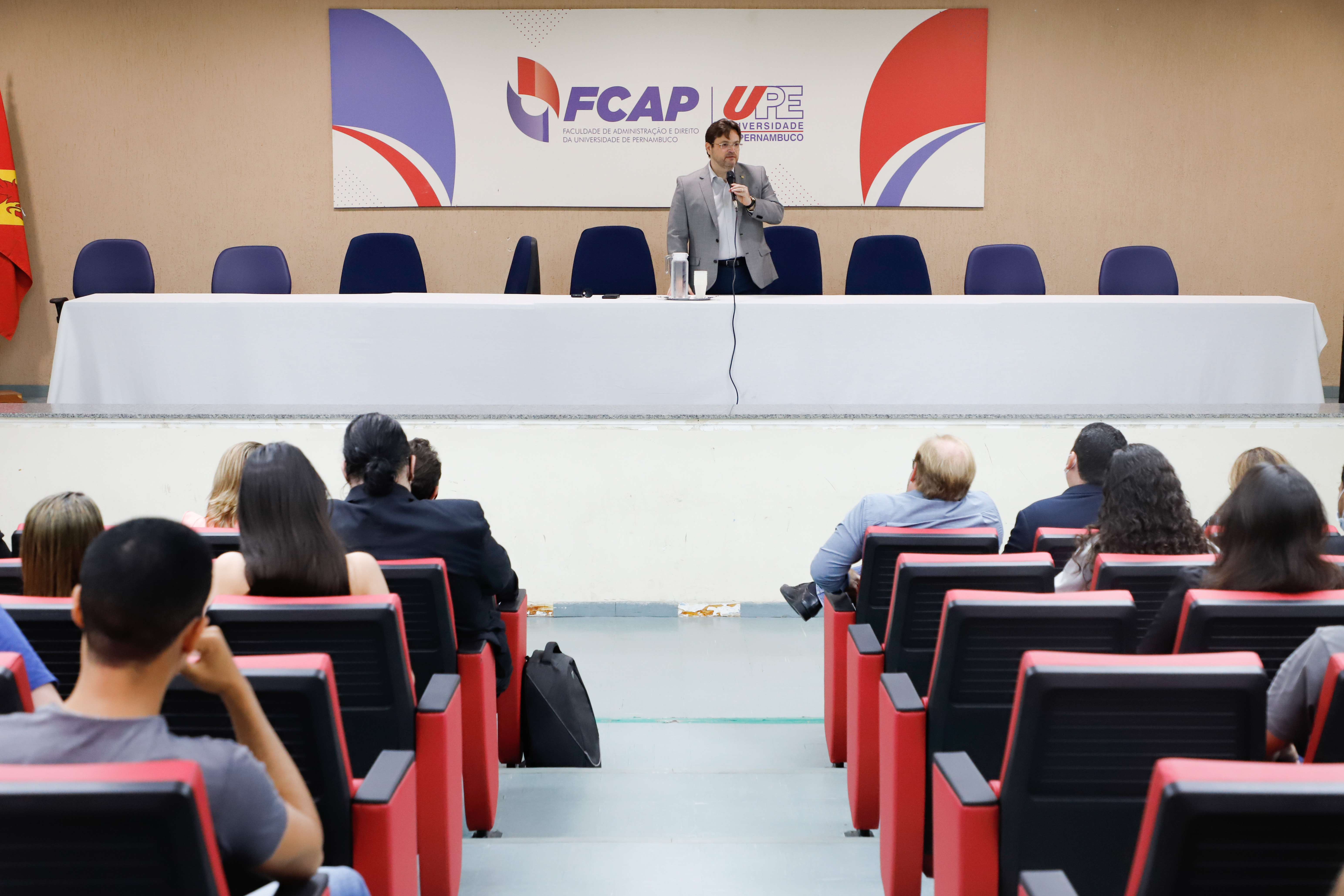 OAB-PE entrega selo OAB Recomenda na Universidade de Pernambuco