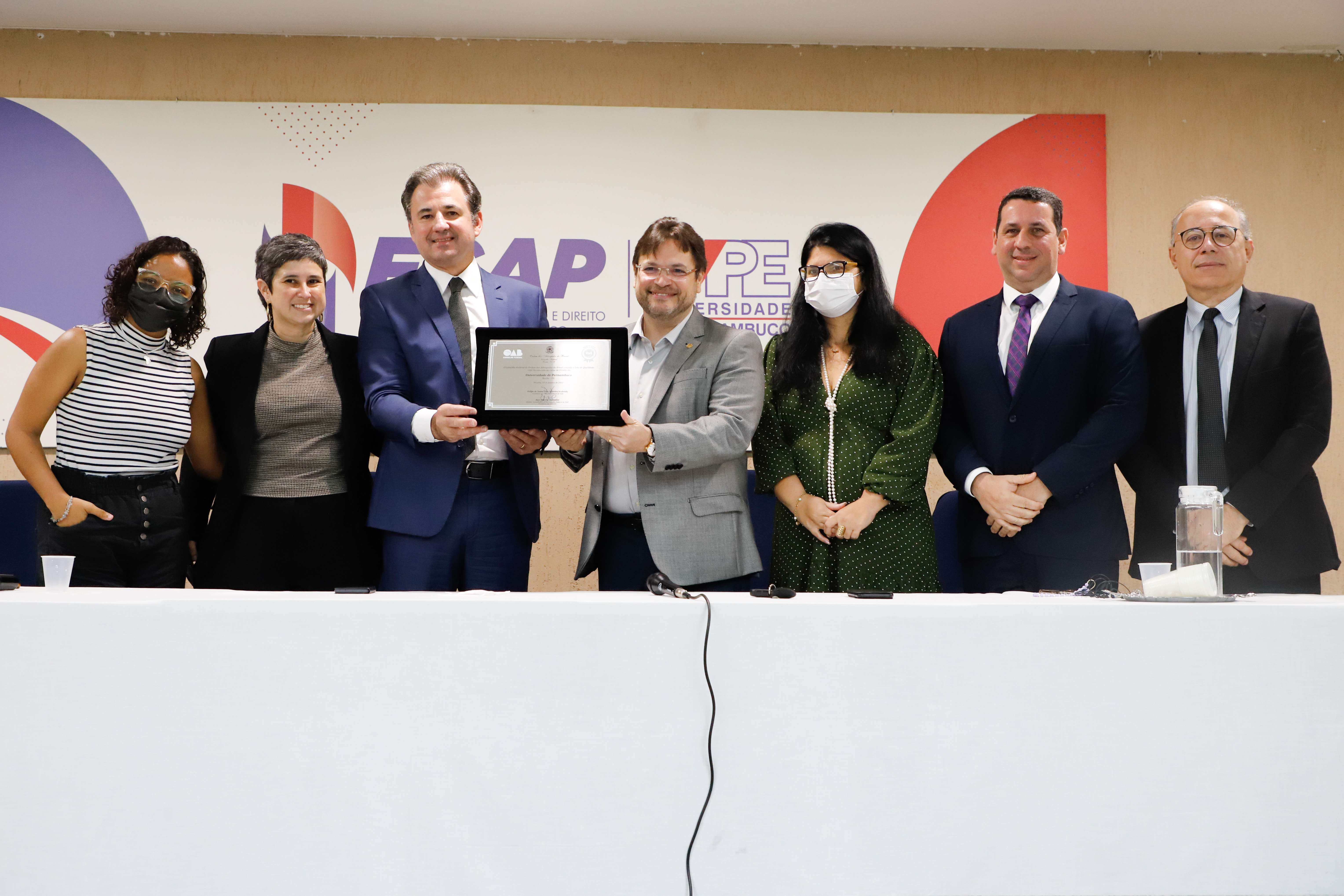 OAB-PE entrega selo OAB Recomenda na Universidade de Pernambuco