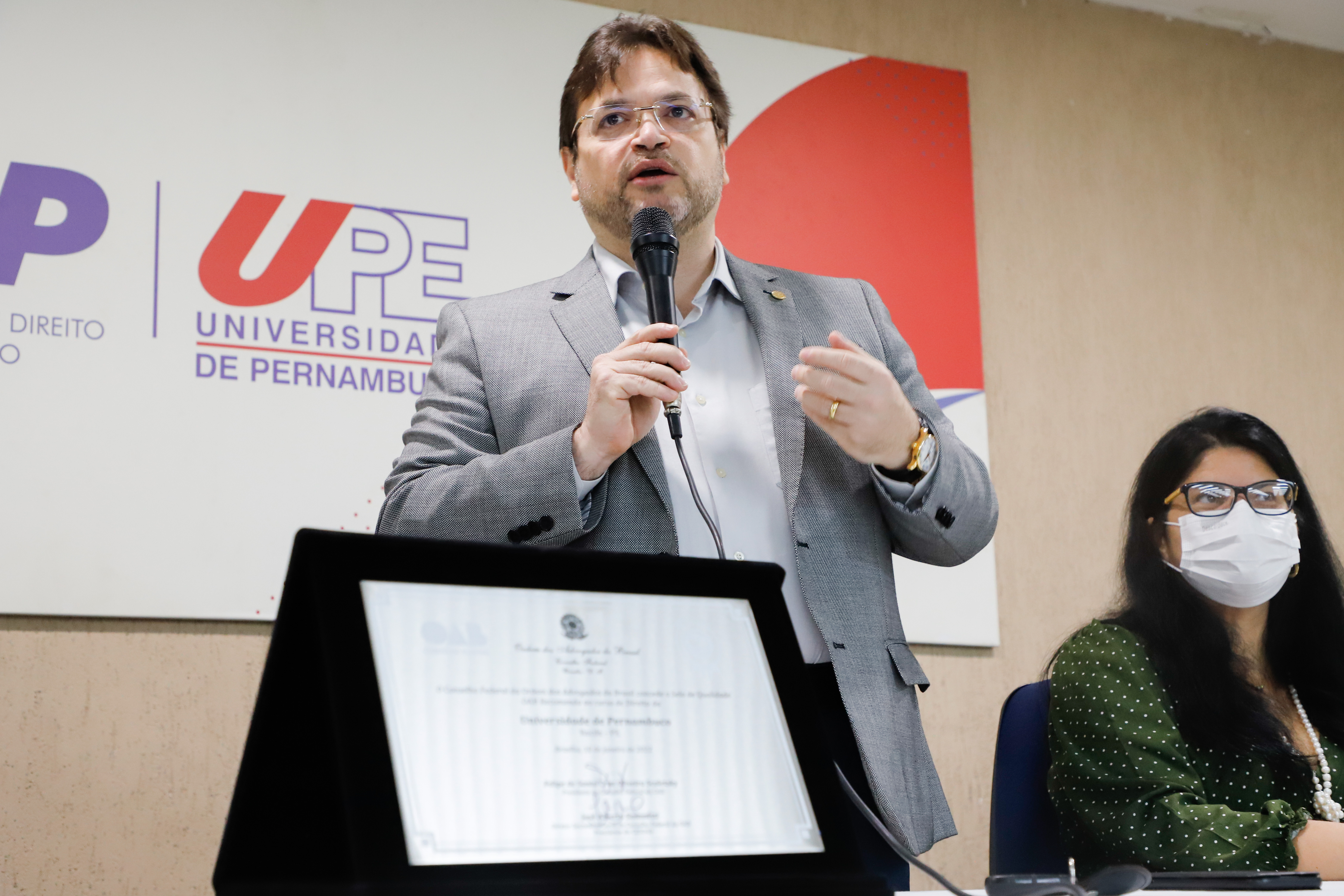 OAB-PE entrega selo OAB Recomenda na Universidade de Pernambuco