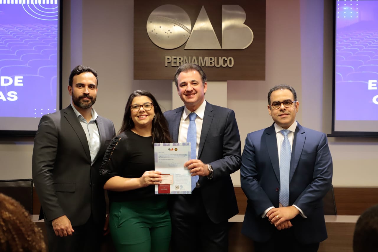 Entrega de carteiras para jovens advogadas e advogados