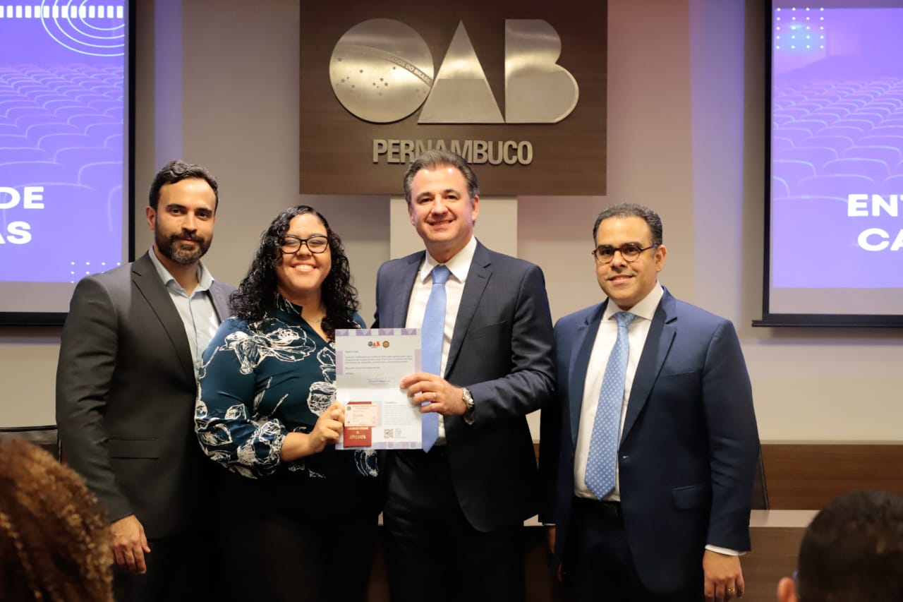 Entrega de carteiras para jovens advogadas e advogados