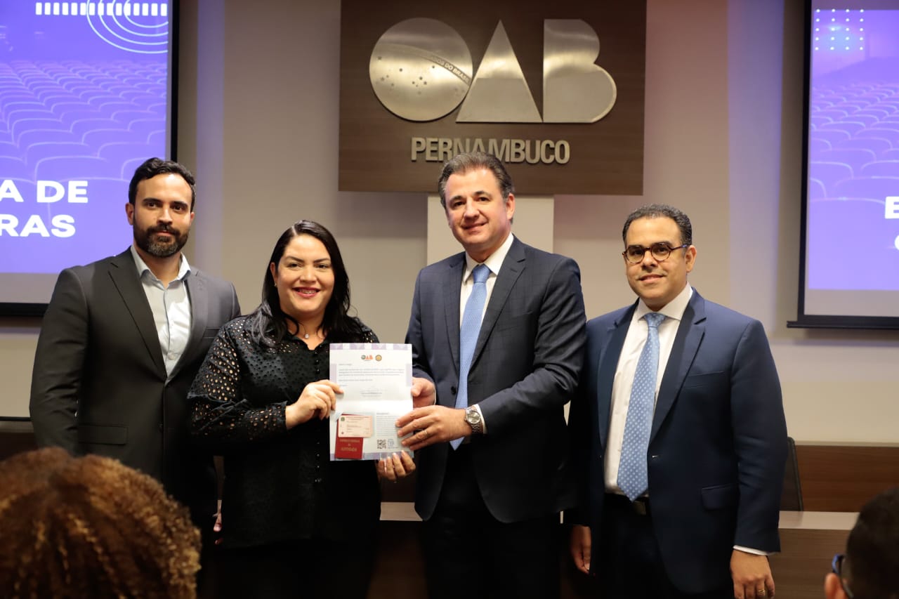 Entrega de carteiras para jovens advogadas e advogados