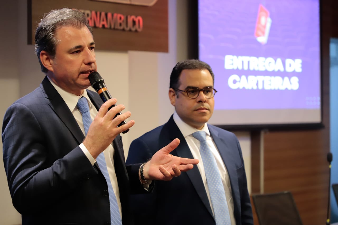 Entrega de carteiras para jovens advogadas e advogados