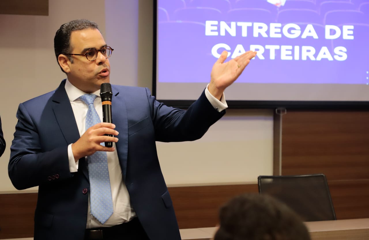 Entrega de carteiras para jovens advogadas e advogados