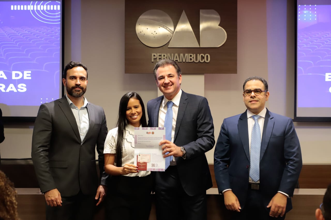 Entrega de carteiras para jovens advogadas e advogados