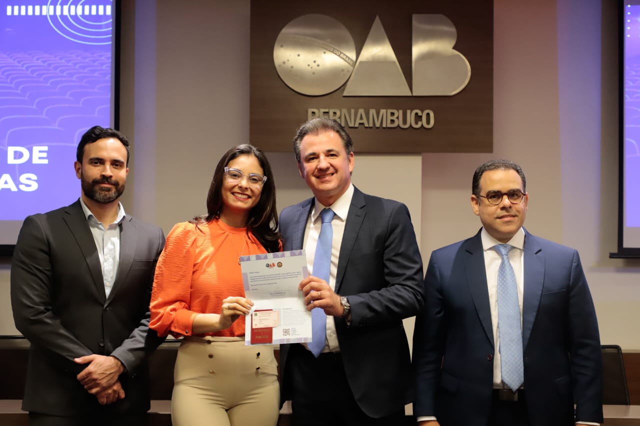 Entrega de carteiras para jovens advogadas e advogados