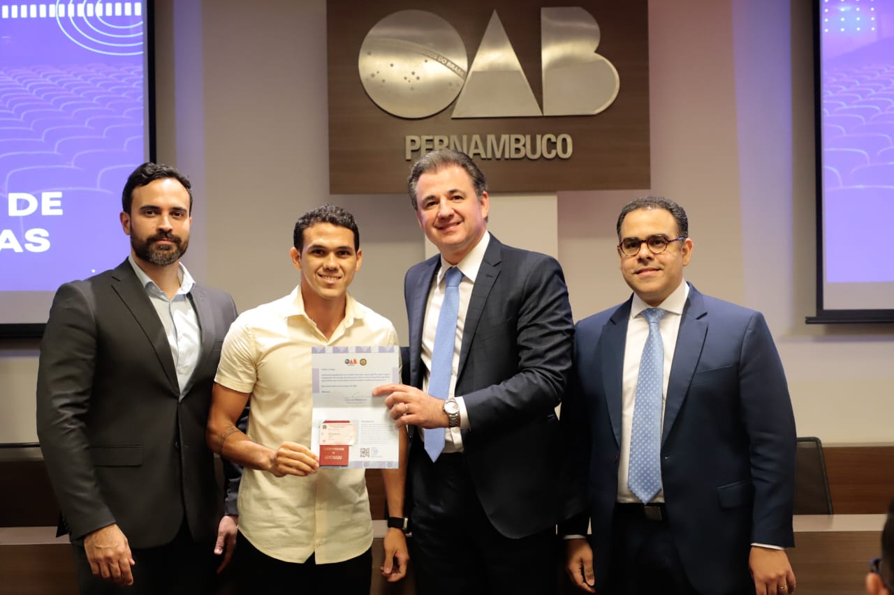 Entrega de carteiras para jovens advogadas e advogados