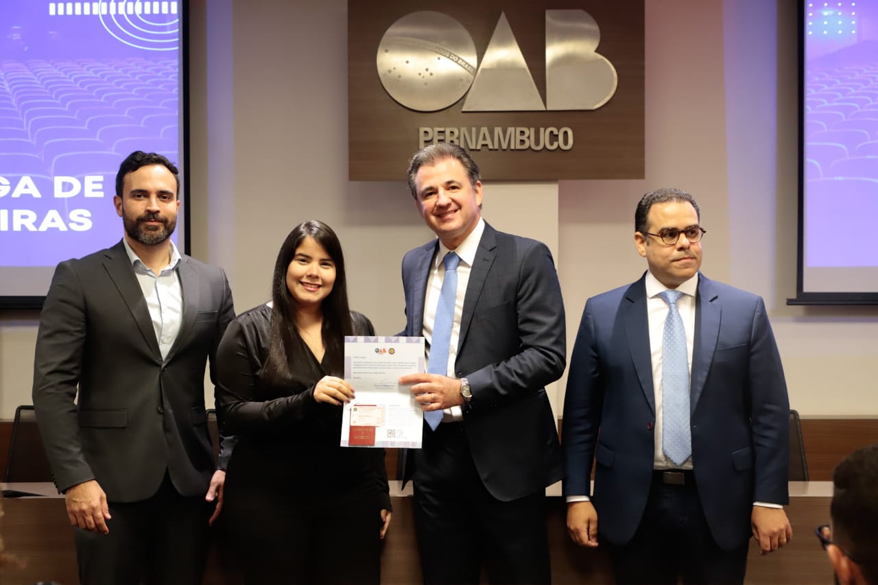 Entrega de carteiras para jovens advogadas e advogados