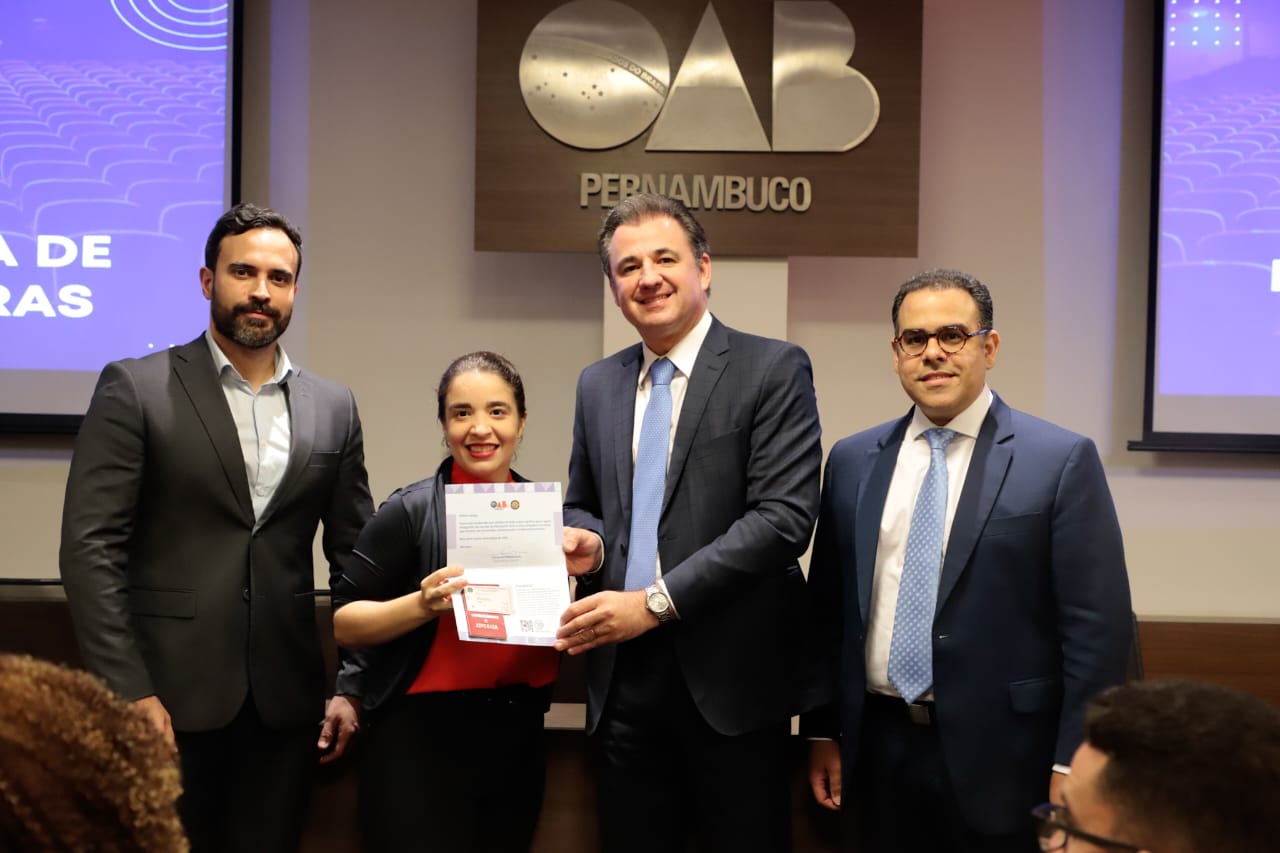 Entrega de carteiras para jovens advogadas e advogados