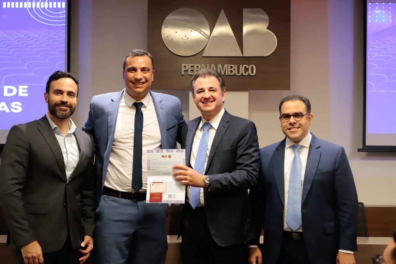 Entrega de carteiras para jovens advogadas e advogados
