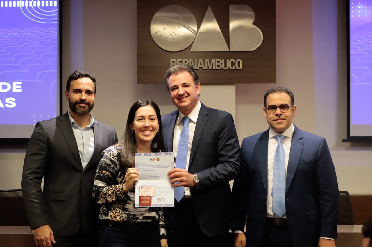 Entrega de carteiras para jovens advogadas e advogados