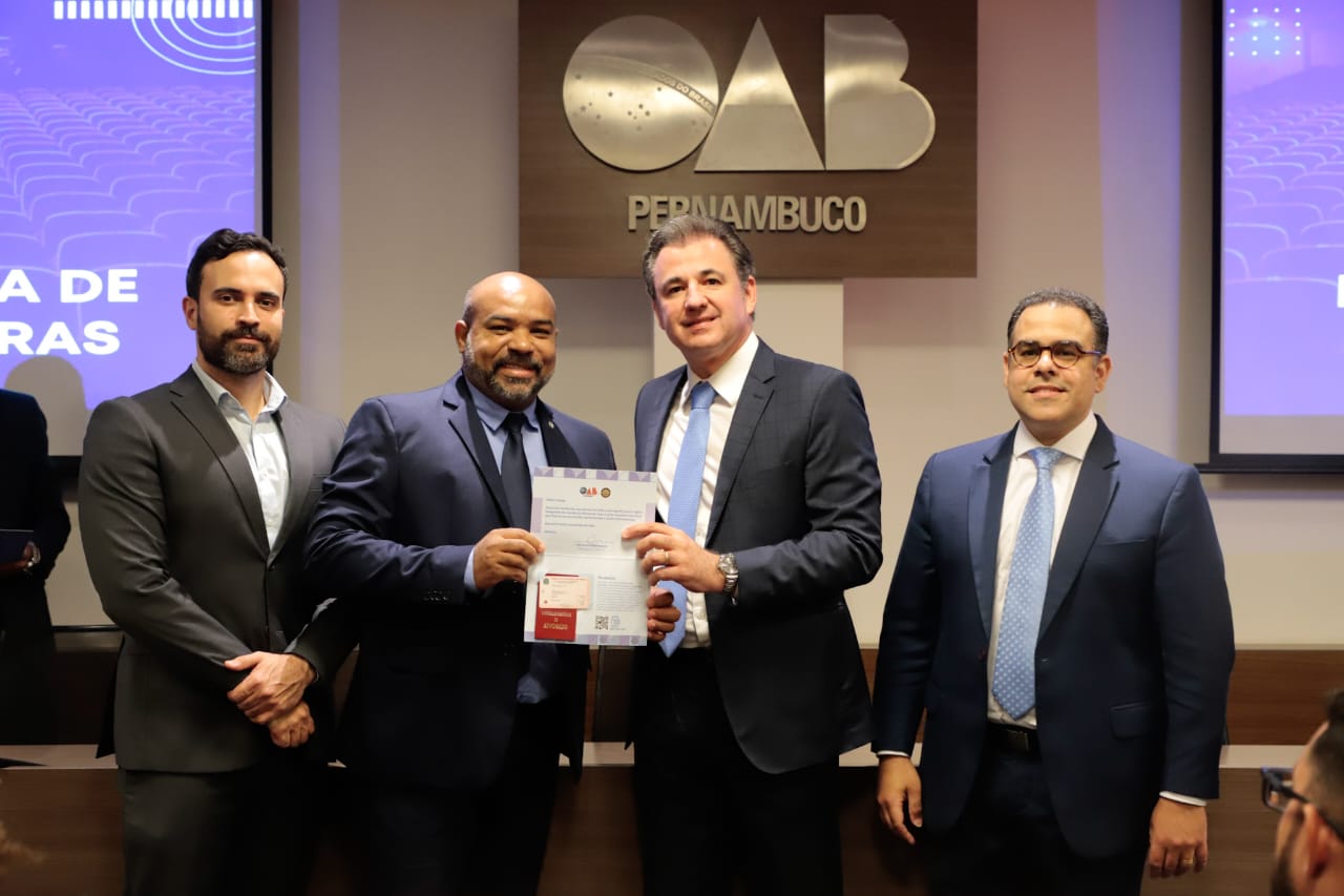 Entrega de carteiras para jovens advogadas e advogados