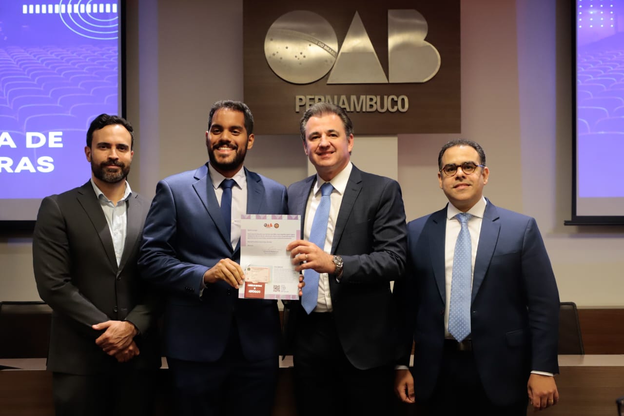Entrega de carteiras para jovens advogadas e advogados