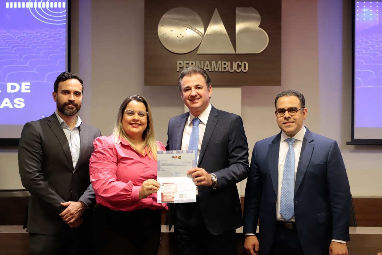 Entrega de carteiras para jovens advogadas e advogados