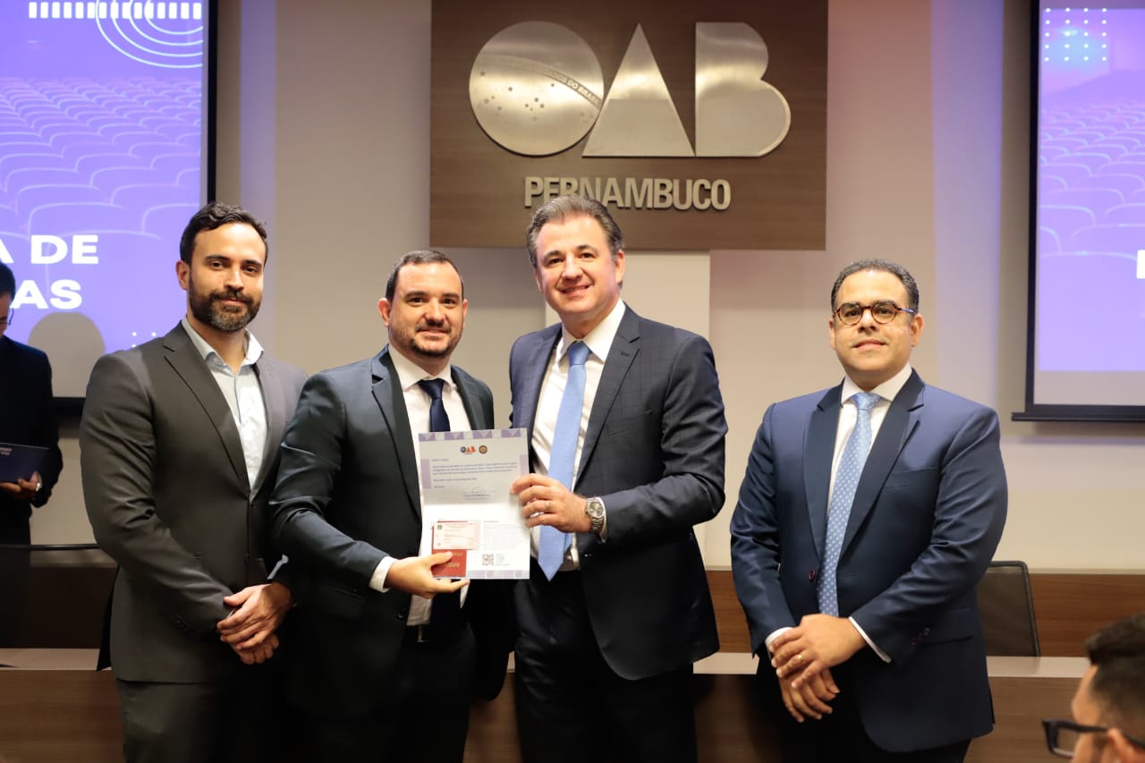 Entrega de carteiras para jovens advogadas e advogados