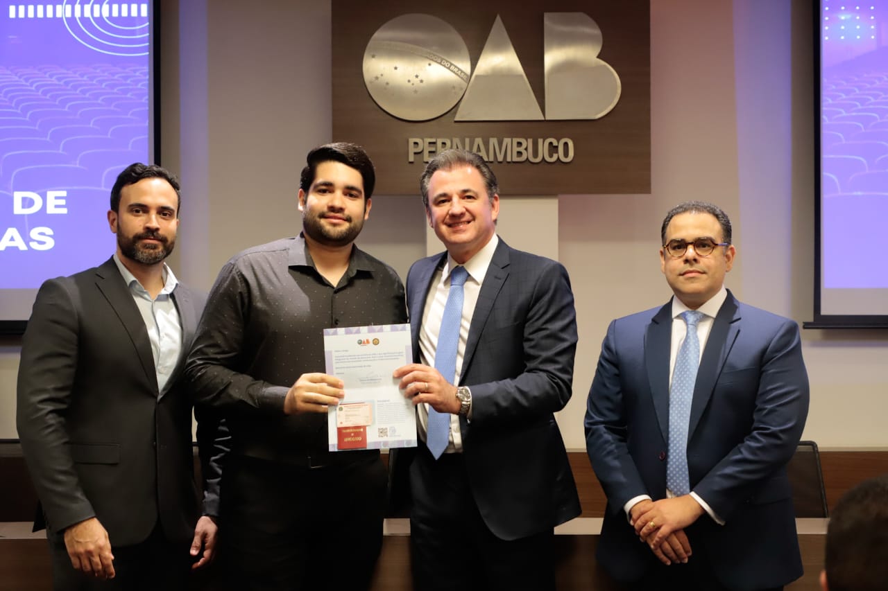 Entrega de carteiras para jovens advogadas e advogados