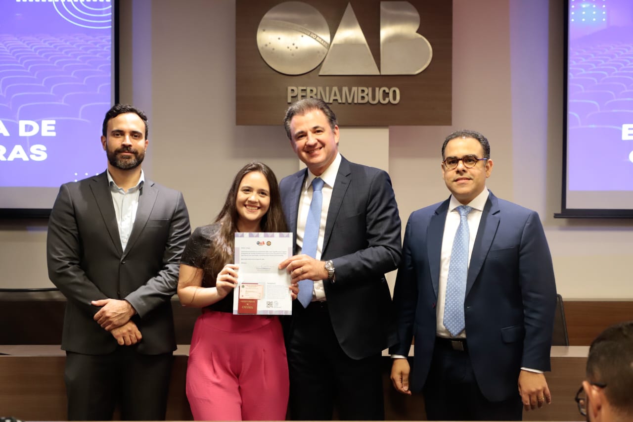 Entrega de carteiras para jovens advogadas e advogados